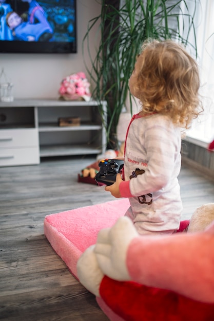 Menina, com, controlador, olhar tv