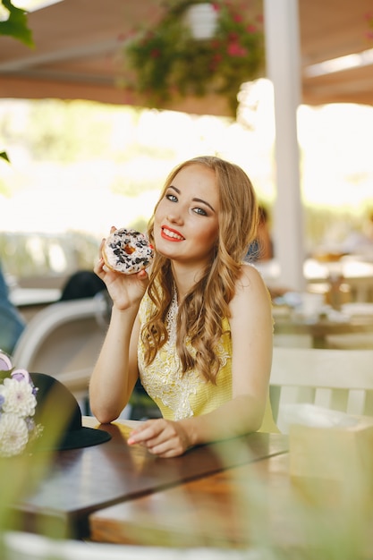 Menina com donut