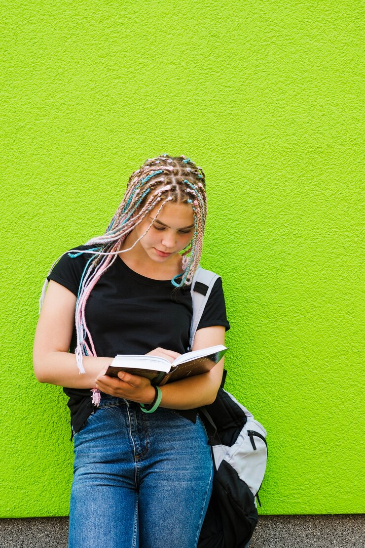 Foto grátis menina com estudos sobre verde