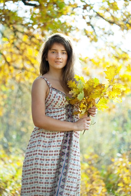 Menina com folhas de carvalho posy