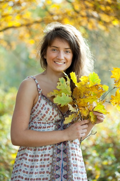 Menina com folhas de carvalho posy