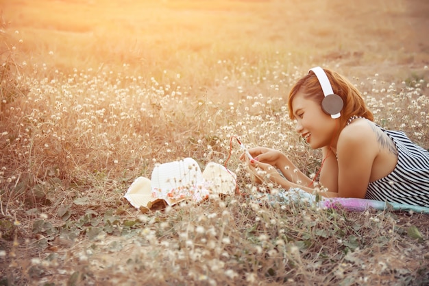 Menina com fones de ouvido ao usar seu celular