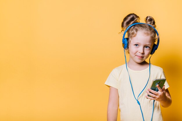 Menina com fones de ouvido