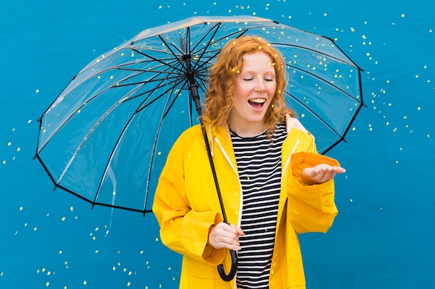 Foto grátis menina com guarda-chuva transparente