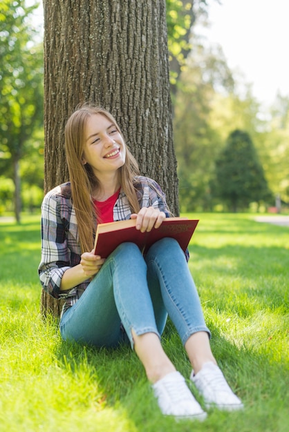 Menina, com, livro, olhando