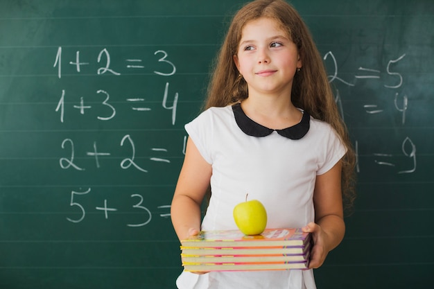 Menina com livros em aula de matemática