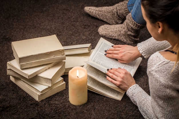 menina com livros