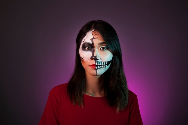 Menina com maquiagem e máscara de Halloween