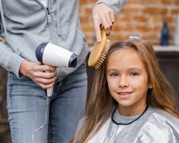 Menina com o cabelo penteado e seco