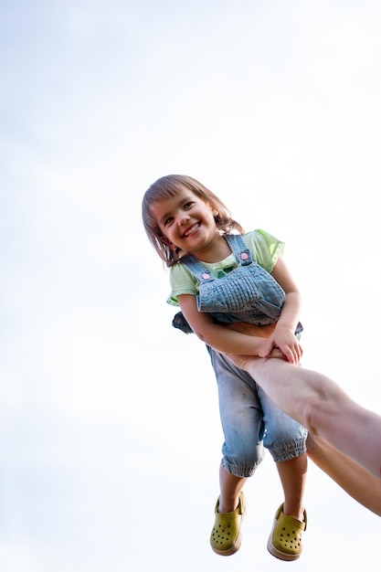 Foto grátis menina com o pai. pai joga bebê no ar. riso alegre, criança emocional, felicidade.