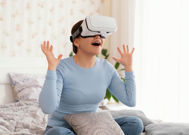 Menina com óculos vr tiro médio