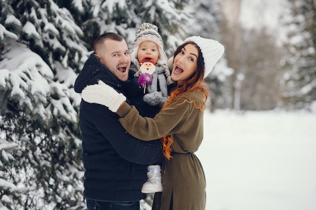 Foto grátis menina com os pais em um parque de inverno