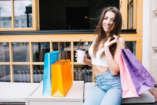 Foto grátis menina com pacotes e café