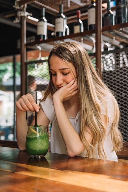 Foto grátis menina com palha