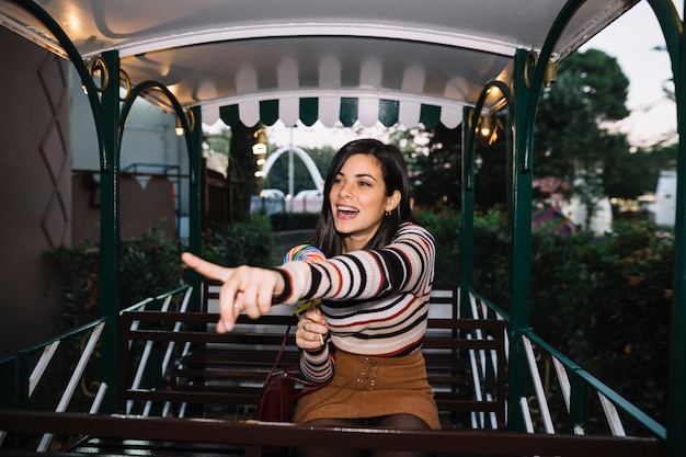 Foto grátis menina com pirulito colorido em um passeio