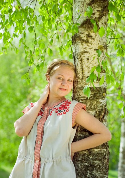 Menina com roupas tradicionais