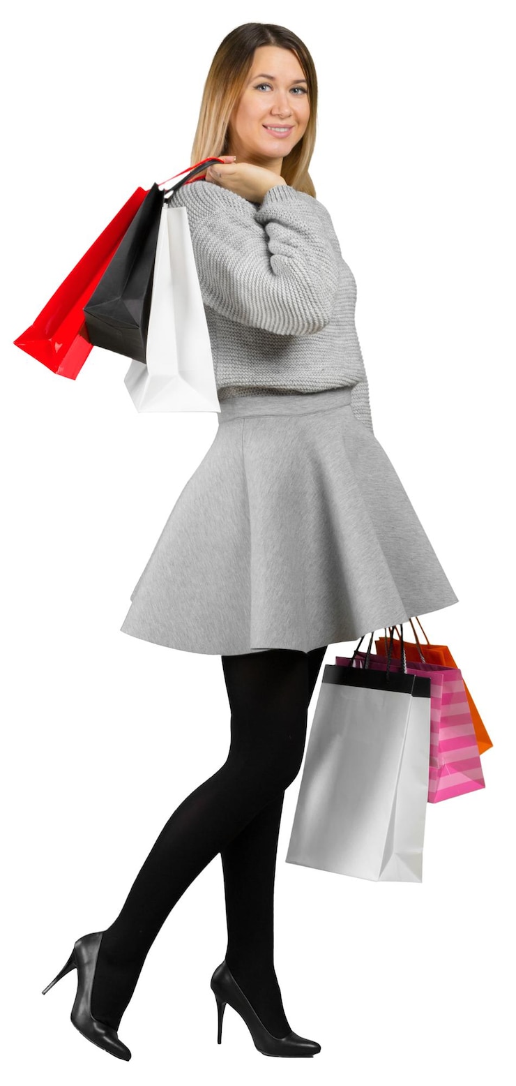 Foto grátis menina com sacolas de compras em fundo branco