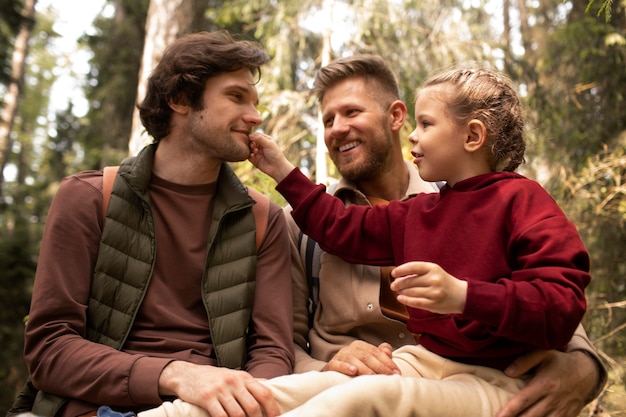 Menina com seus pais curtindo viagem em família