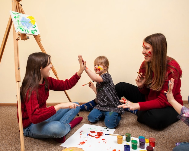 Foto grátis menina com síndrome de down toca ao pintar