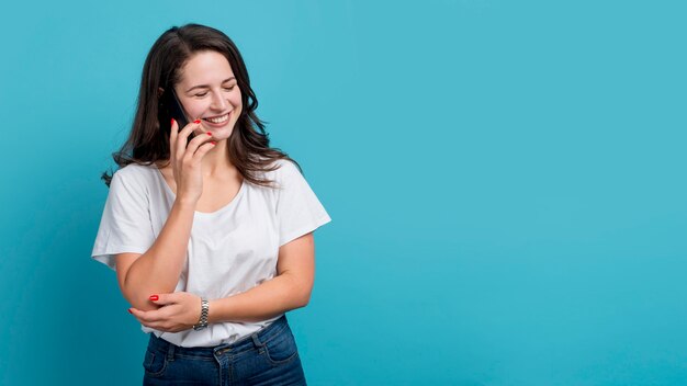 Menina com smartphone