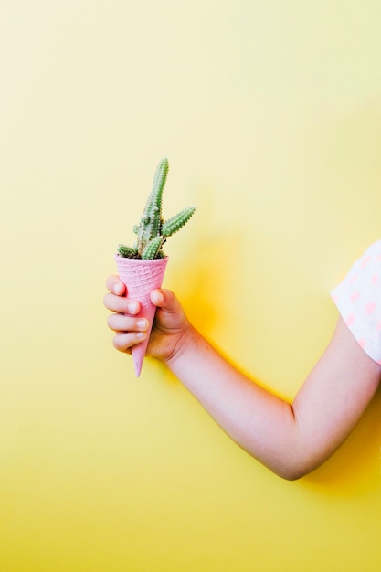 Foto grátis menina com sorvete de cactos