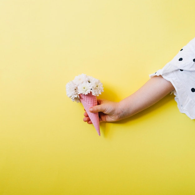 Menina com sorvete de flores