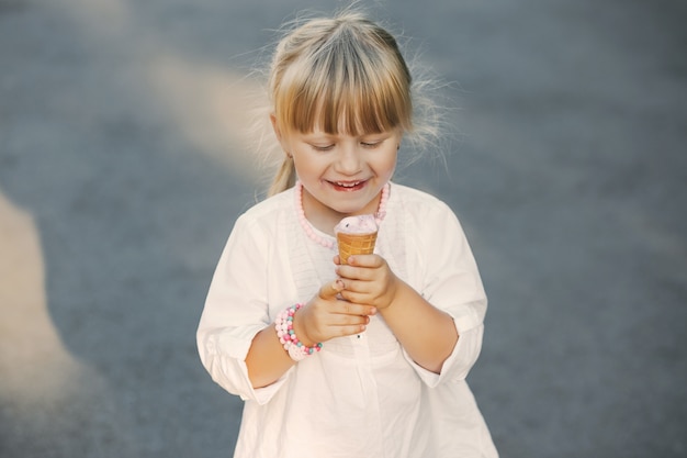 Menina com sorvete