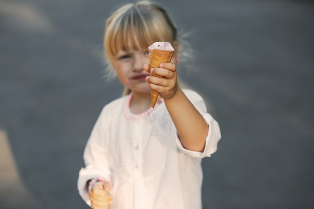 Foto grátis menina com sorvete