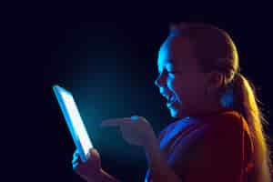 Foto grátis menina com tablet em luz neon