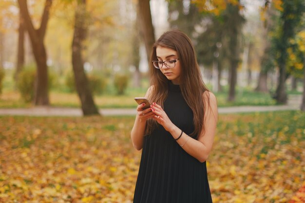 menina com telefone