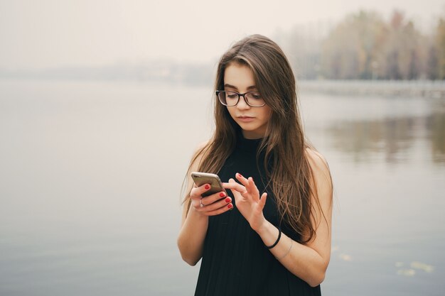 menina com telefone