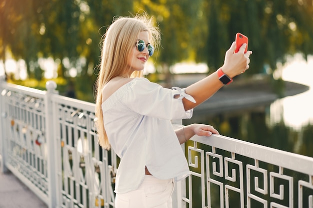 Menina com telefone