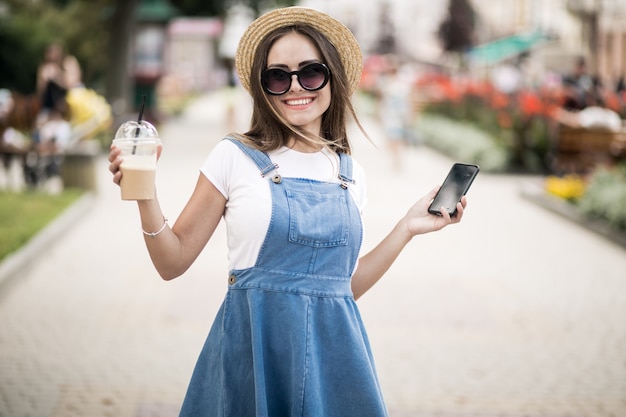 Menina com telefone