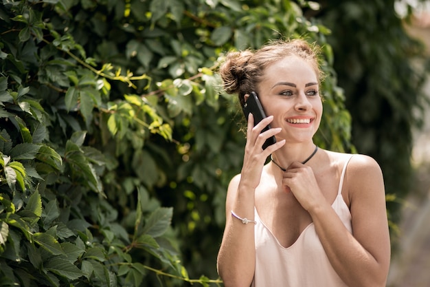 Menina com telefone