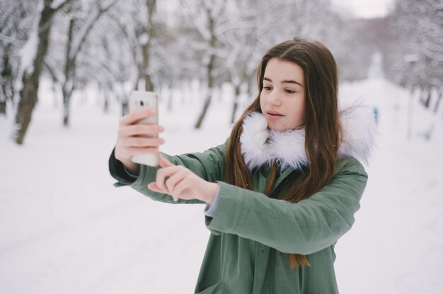 Foto grátis menina com telefone