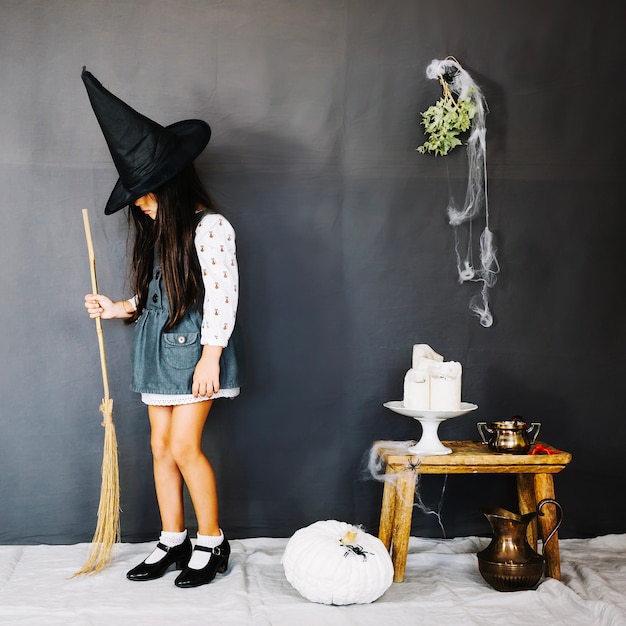 Menina com traje de bruxa