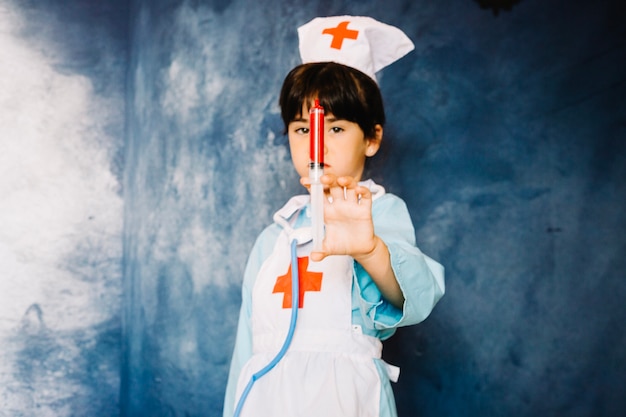 Menina com traje de médico