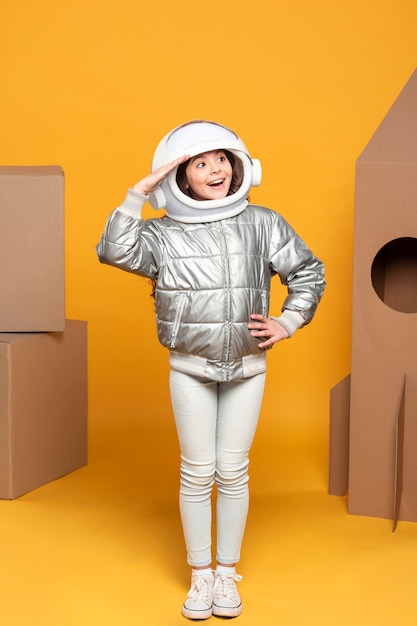 Menina com traje de nave espacial