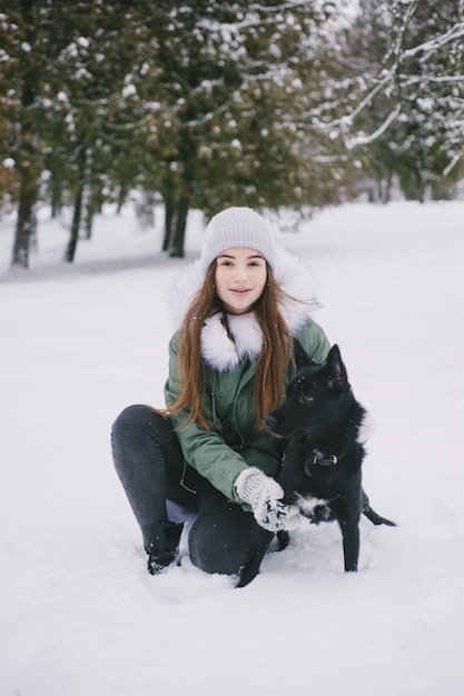menina com um cachorro