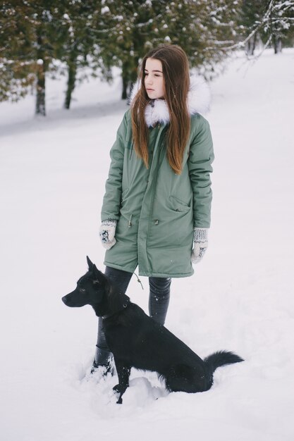 menina com um cachorro