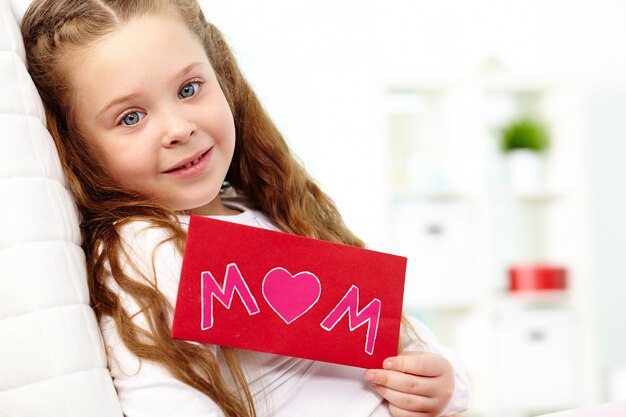 Menina com um envelope vermelho