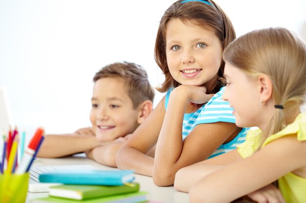 Menina com um grande sorriso na sala de aula