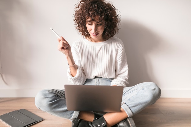 Foto grátis menina, com, um, laptop