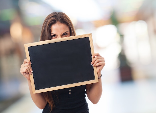 Menina com um pequeno quadro-negro