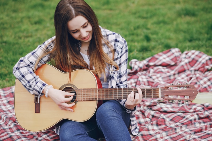 Foto grátis menina com um violão