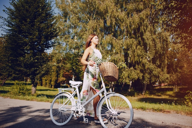 Foto grátis menina com uma bicicleta