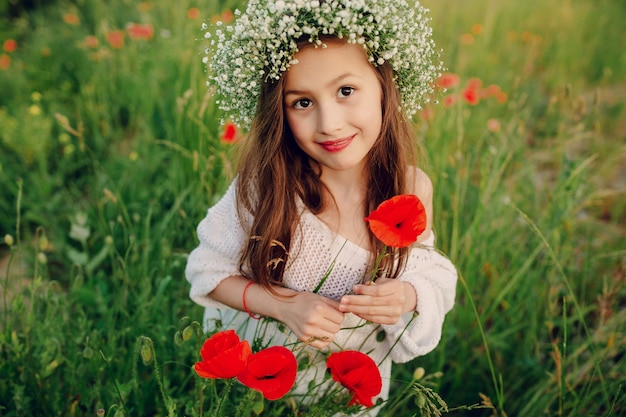 Menina com uma flor vermelha