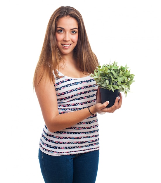 Menina com uma panela