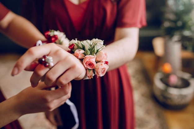 Menina com uma pulseira de flor