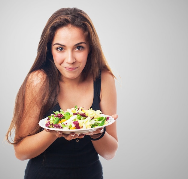 Menina com uma salada